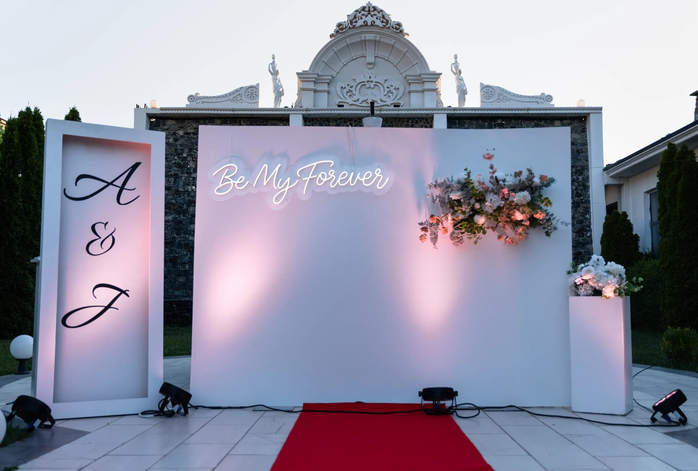 Sfond “Be My Forever” me inicialet e çiftit dhe tapet të kuq