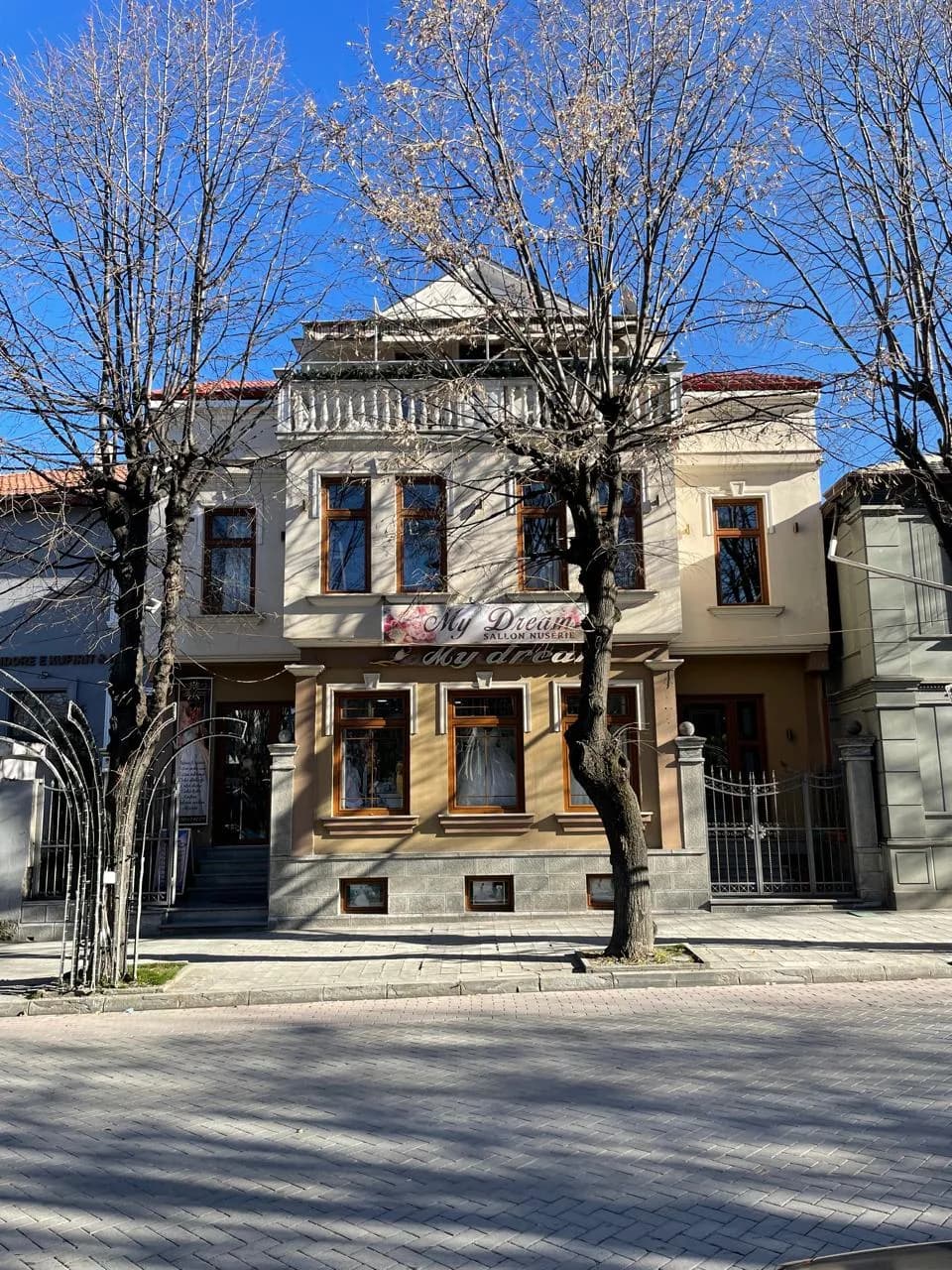 Fasada e sallonit My Dream në Bulevardin Republika, Korçë, gjatë ditës