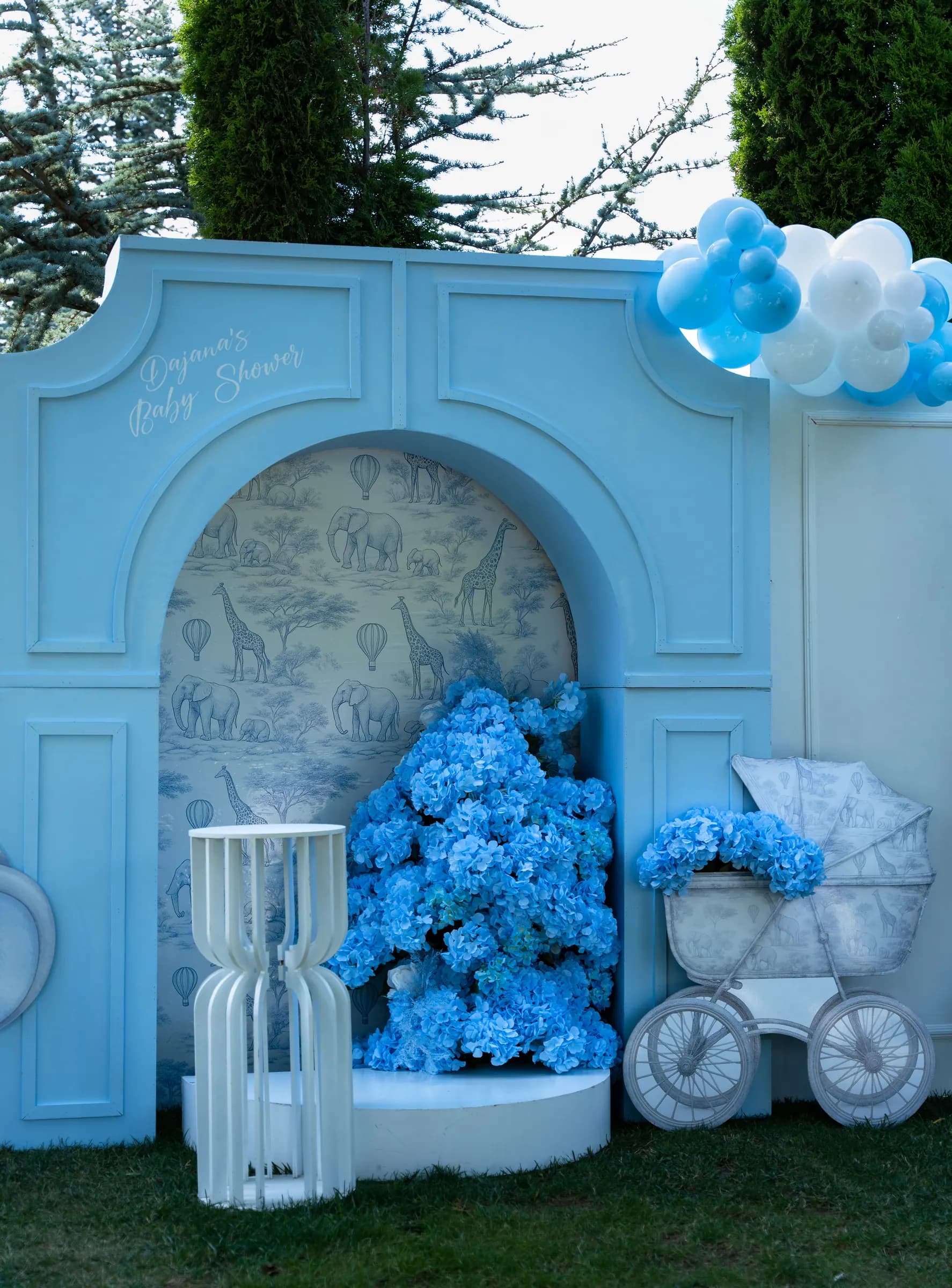 Dekor blu me hortensia dhe karrocë bebeje për festën e bebit – My Dream, Korçë Dekor blu me hortensia dhe karrocë bebeje për festën e bebit